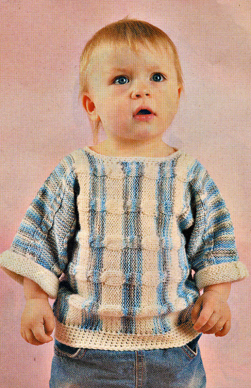 Детский свитер с полосатыми рукавами и шапочка спицами